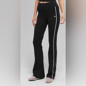 Brand new ALO Yoga Ribbed Sweater Knit Highline Flare Pant